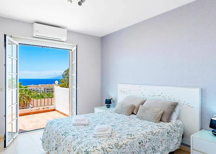 By Villa Costa Adeje (Tenerife)